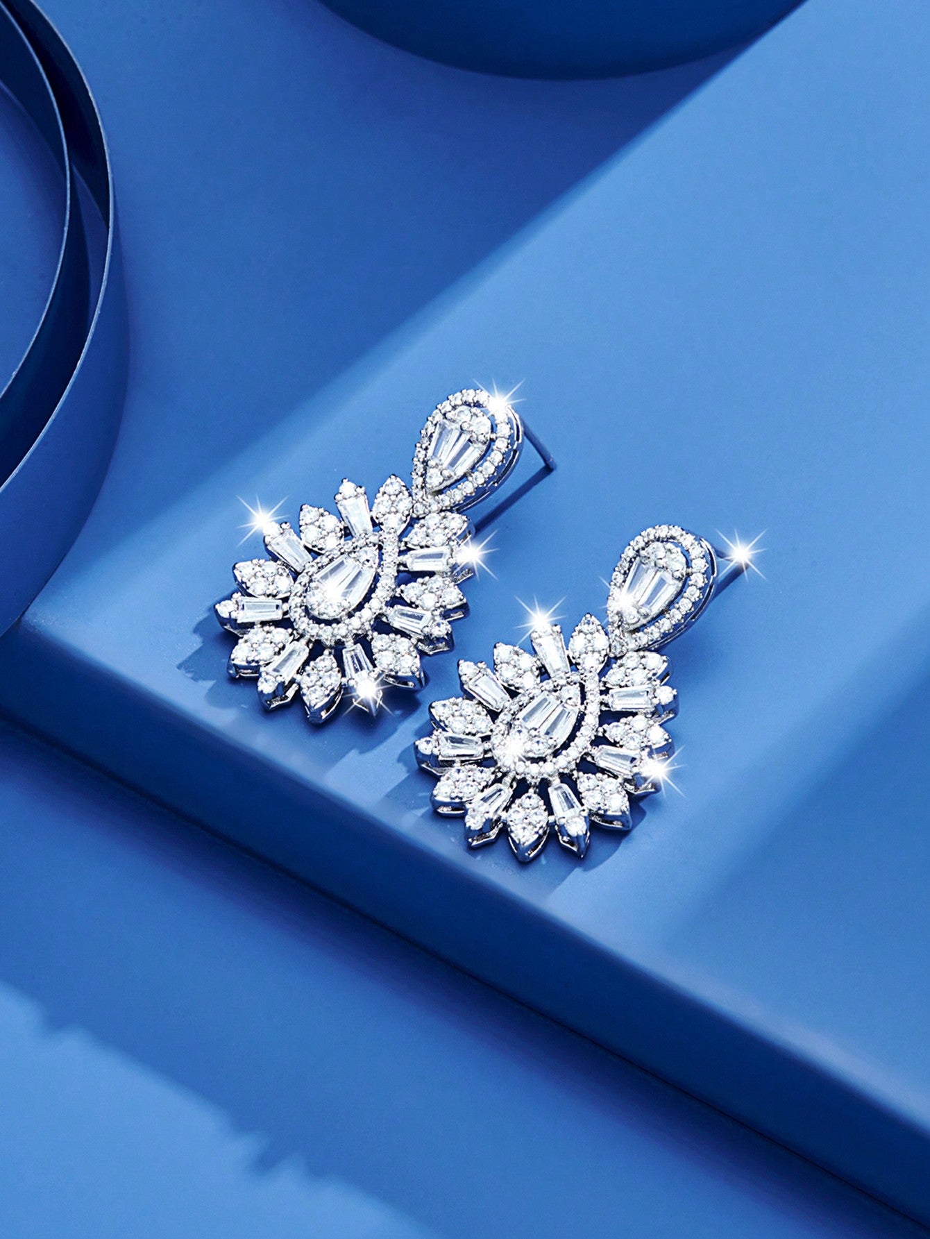 seen JEWELRY 1 Pair Of Artificial Zirconia White Gold Plated Luxury Pendant Earrings - Seen Mai