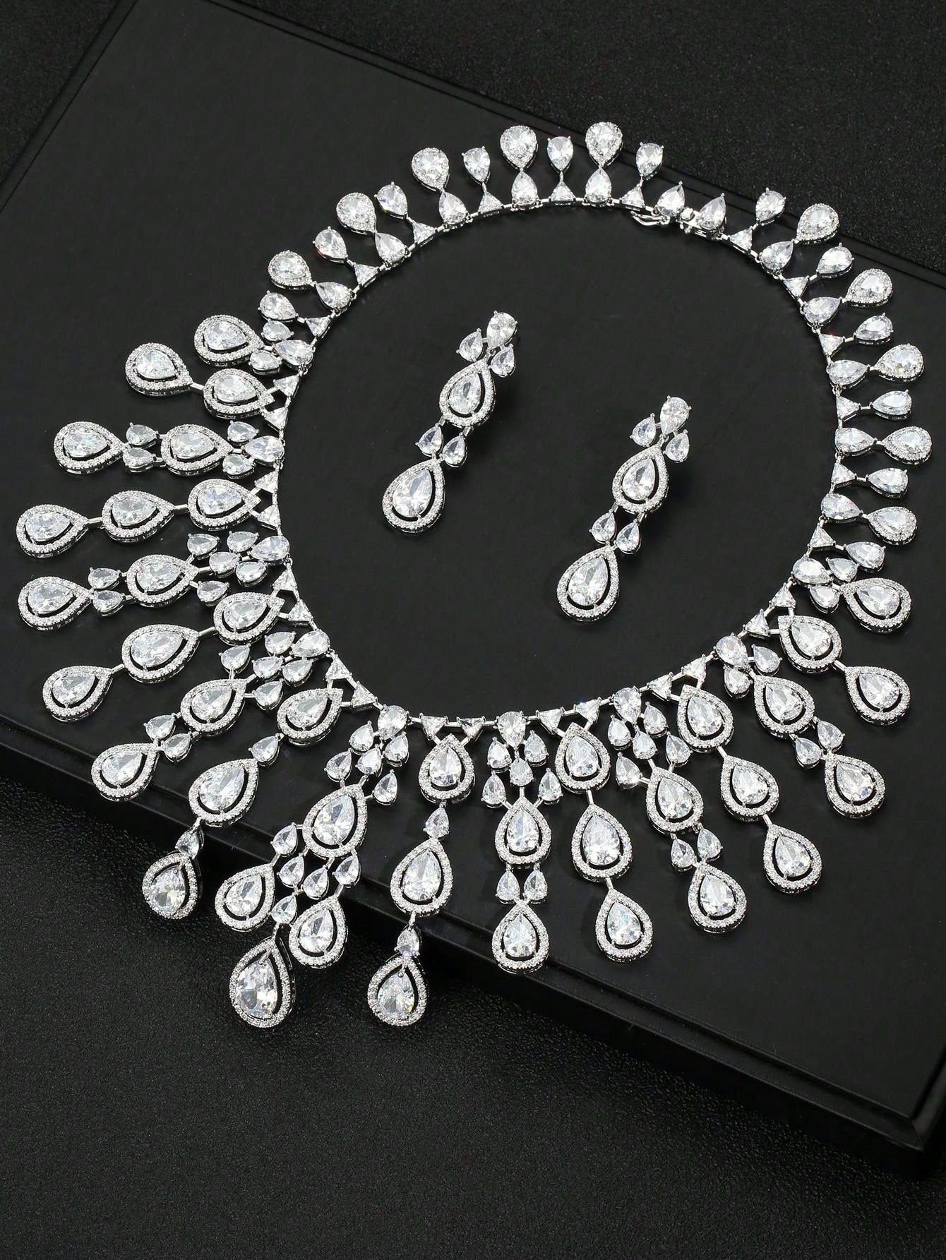 1set/3pieces European-American Luxurious Exaggerated Cubic Zirconia Necklace And Earrings Set With Teardrop-Shape Decoration For Wedding