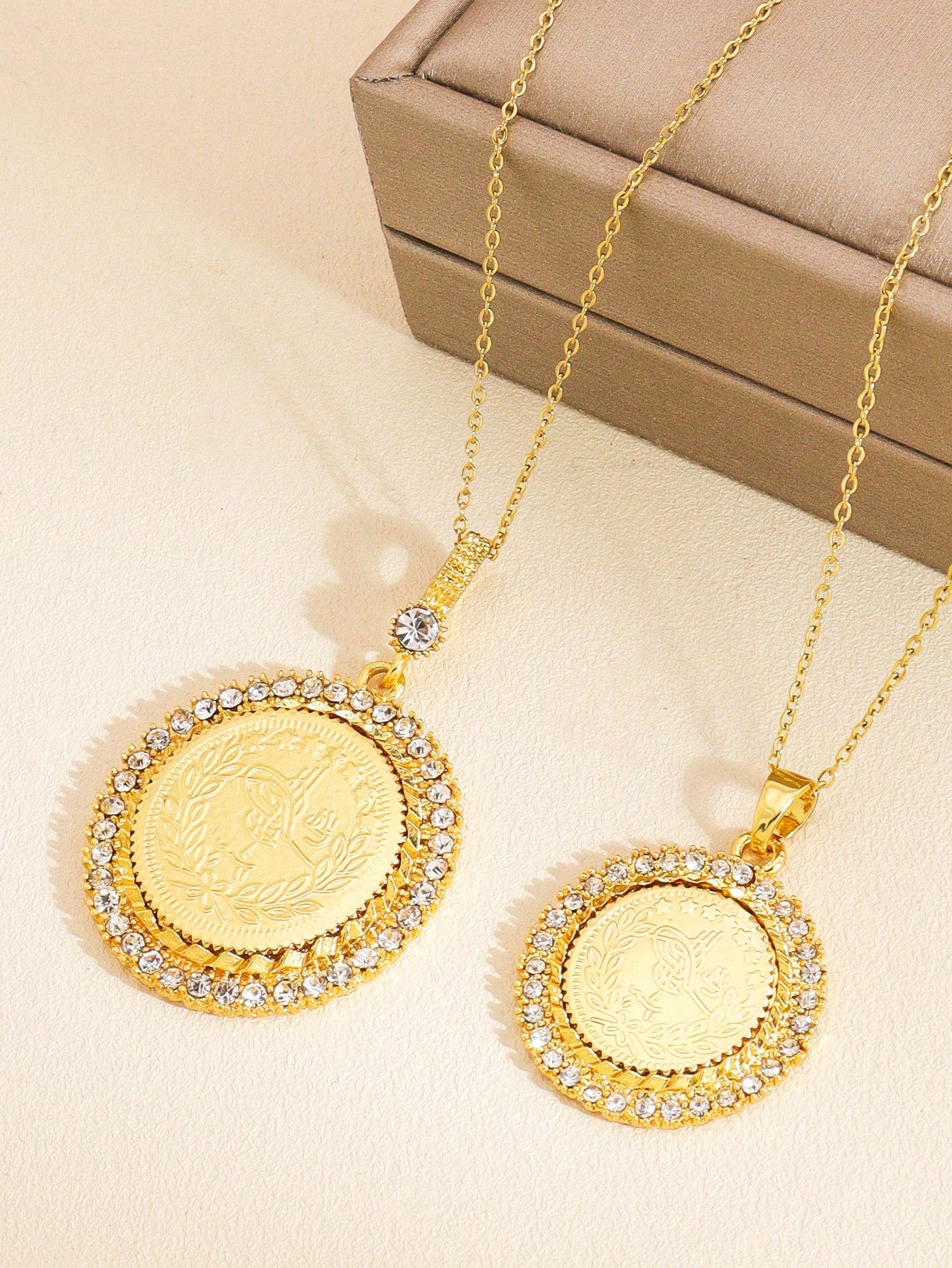 1pc Vintage Gold Coin Pendant Necklace Cubic Zirconia Jewelry Couple Necklace Suitable For Women And Men Everyday Wear - Seen Mai