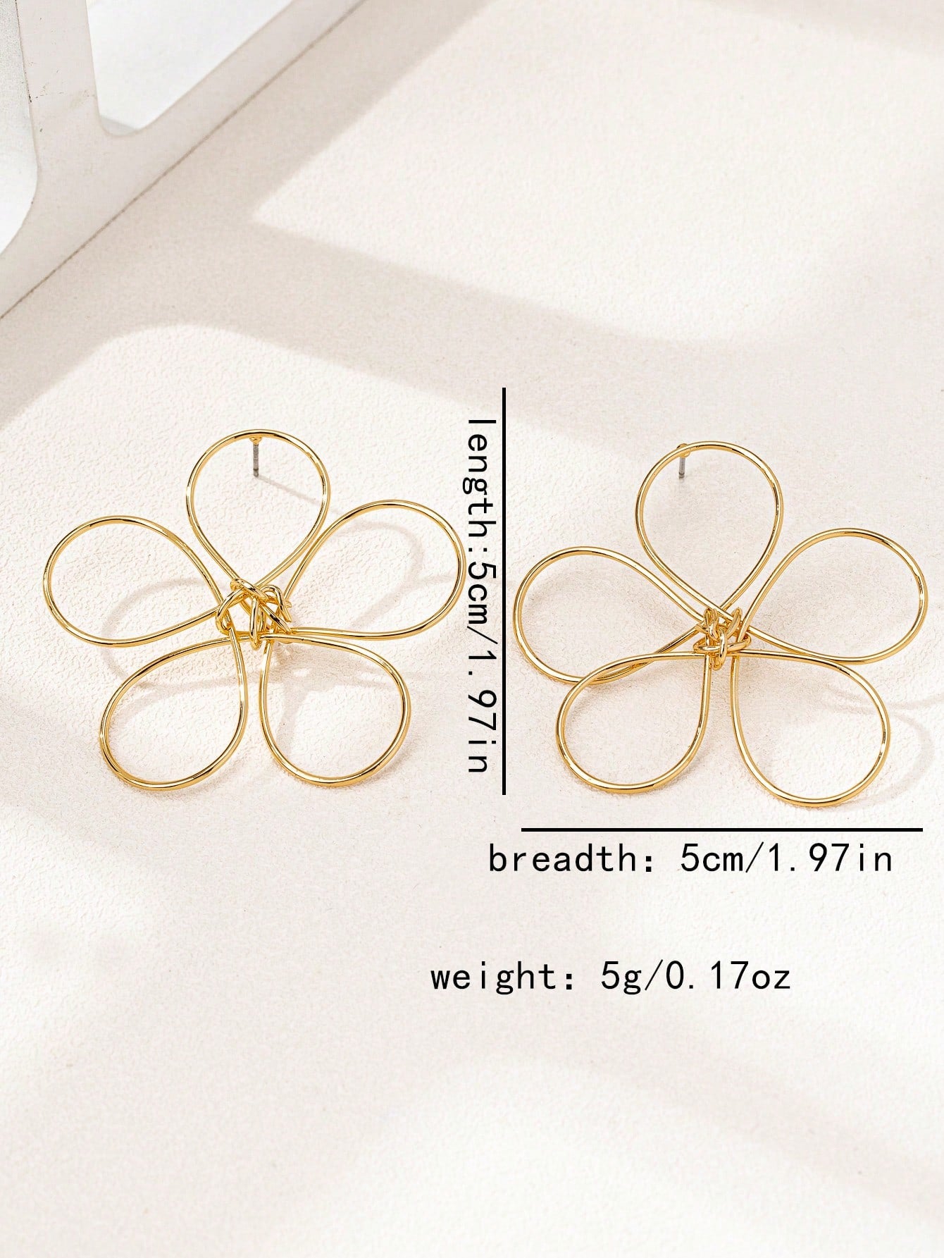 1 Pair Delicate Hollow Floral Metal Stud Earrings - Seen Mai