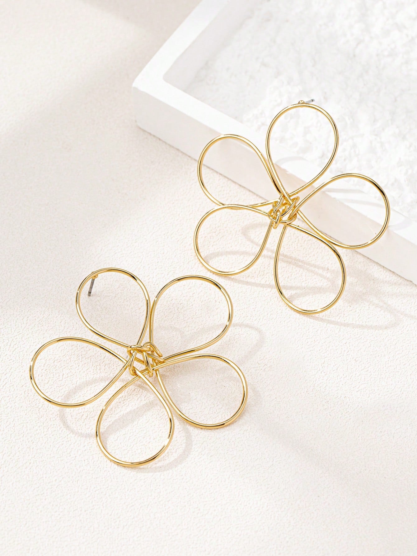 1 Pair Delicate Hollow Floral Metal Stud Earrings - Seen Mai