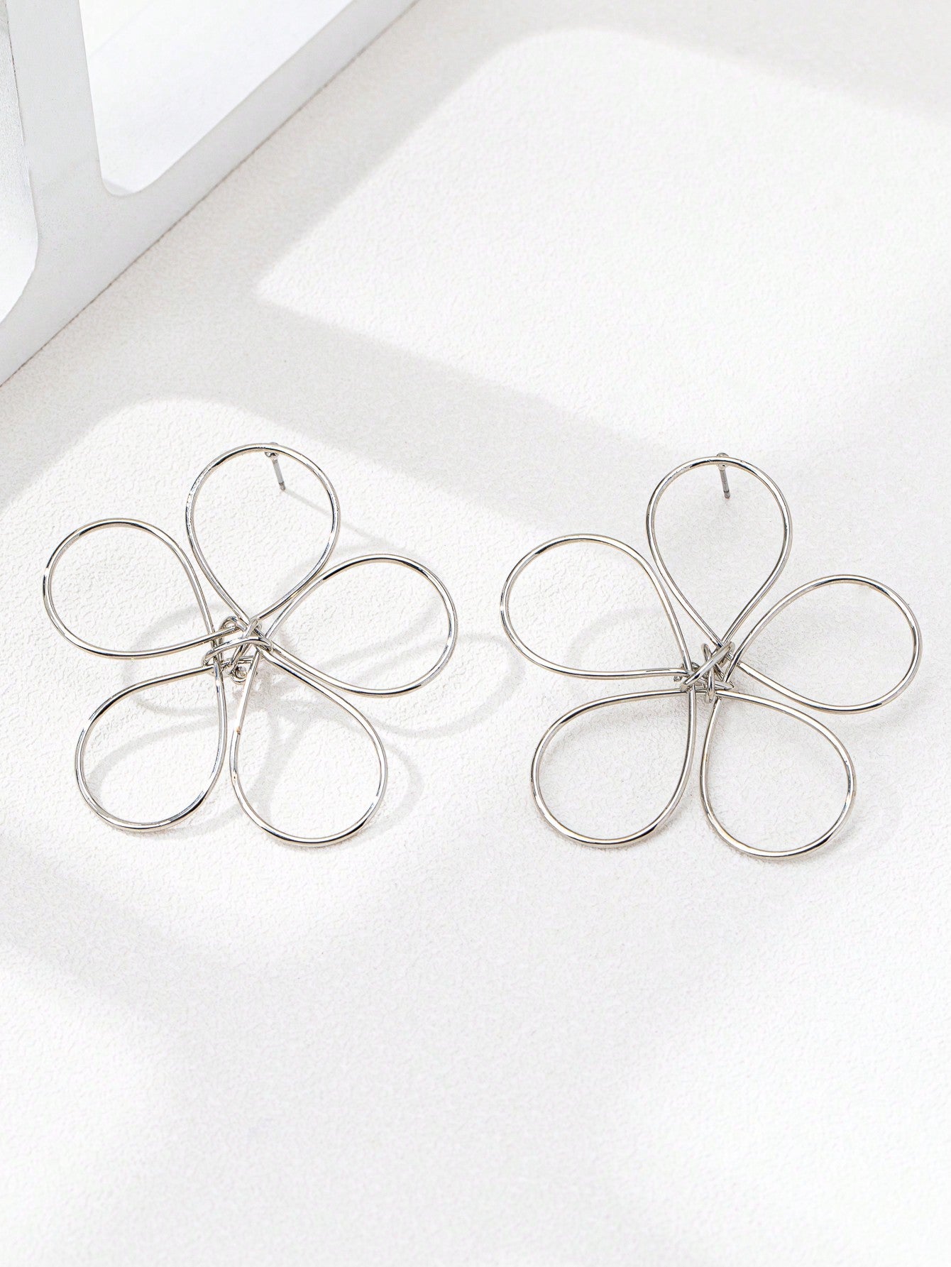 1 Pair Delicate Hollow Floral Metal Stud Earrings - Seen Mai