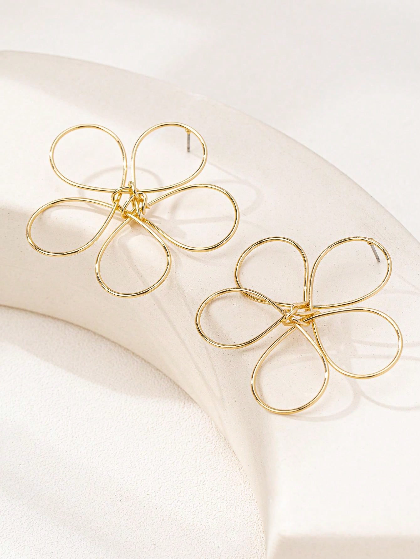 1 Pair Delicate Hollow Floral Metal Stud Earrings - Seen Mai