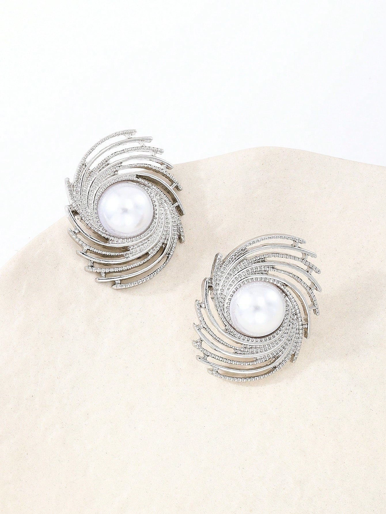 1pair Metallic Textured Women's Stud Earrings - Seen Mai