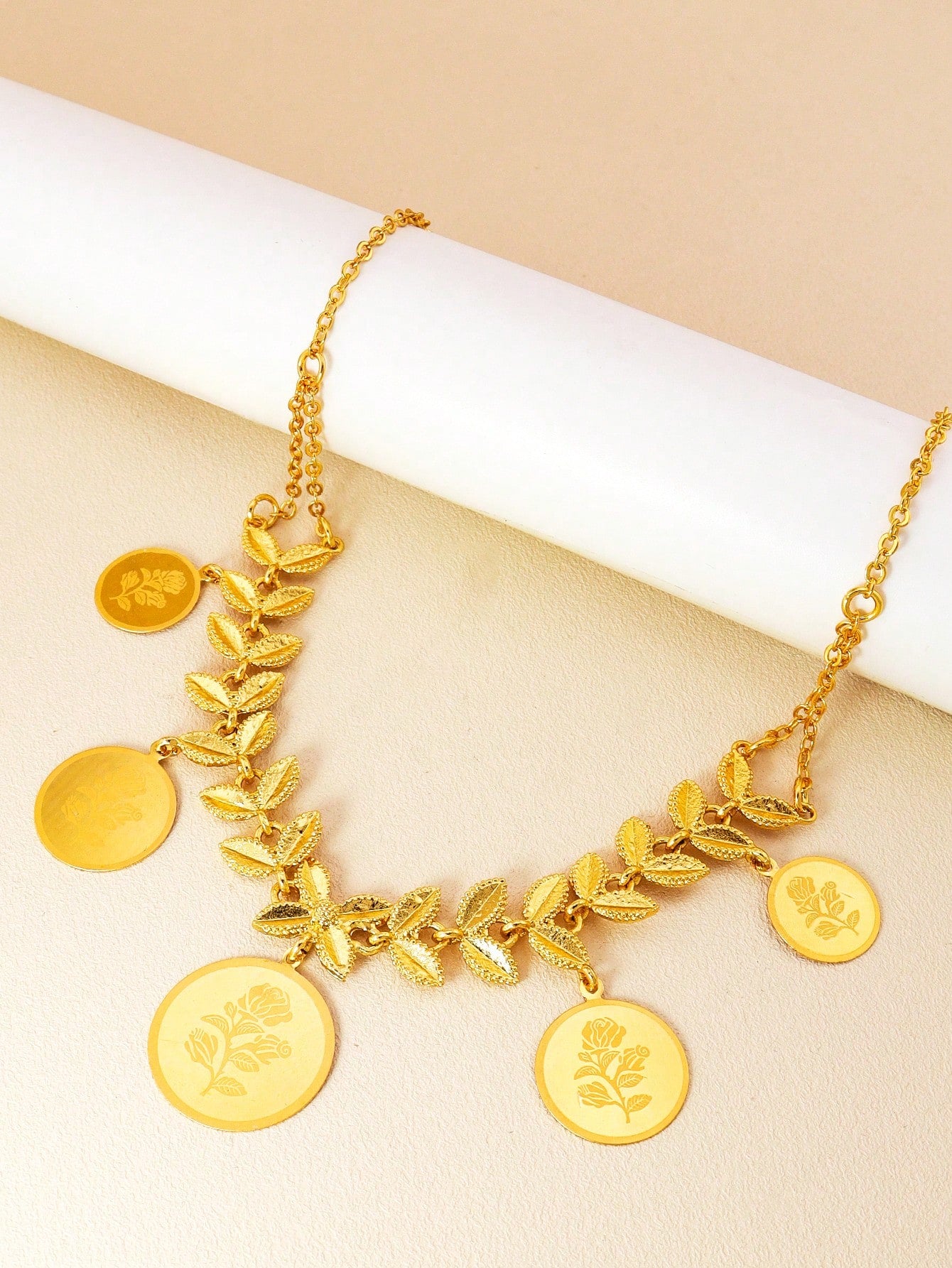 1pc Sweet Gold Necklace Flower Pattern Pendant Necklace Suitable For Girls Daily Date Holiday Gifts - Seen Mai