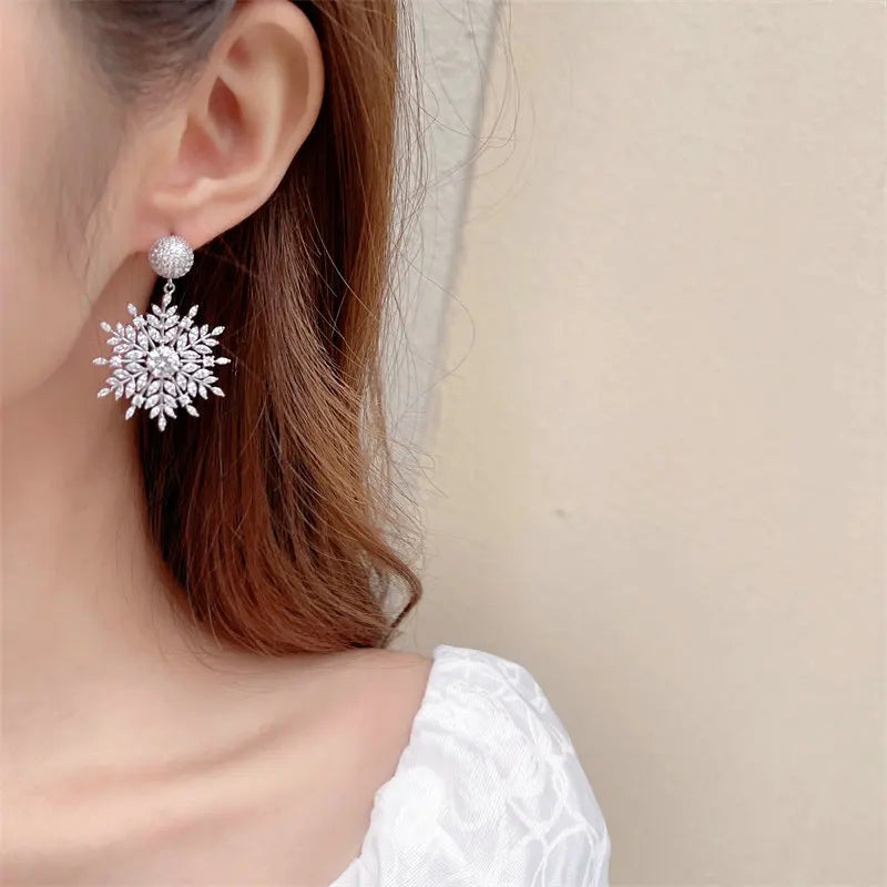 Bilincolor Luxurious High-grade Zircon Inlaid Christmas Snowflake Earrings  for Wedding or Party